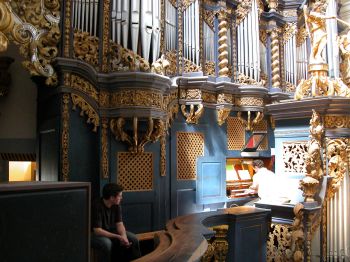 Robert Jürgens wartet auf seinen Einsatz an der Orgel in Swieta Lipka