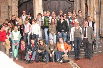 Vor der katholischen Ludgeruskirche in Schermbeck mit Pfarrer Honermann