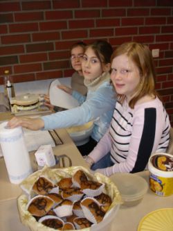 Schlerinnen bieten Waffeln an