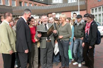 Der Schermbecker Bürgermeister empfängt die polnischen Gäste am Rathaus