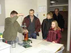 Naturwissenschaftliche Experimente faszinieren die Besucher