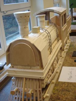Eine Lokomotive aus Holz